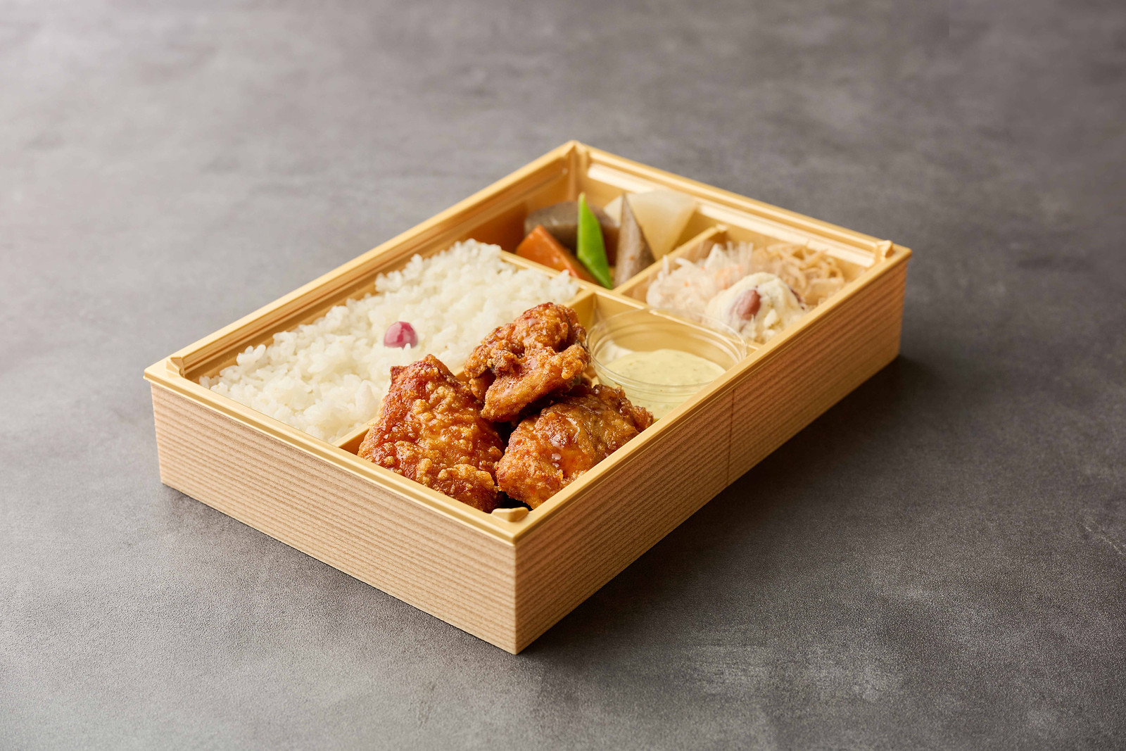 チキン南蛮と別添えタルタルソースのお弁当の実物写真