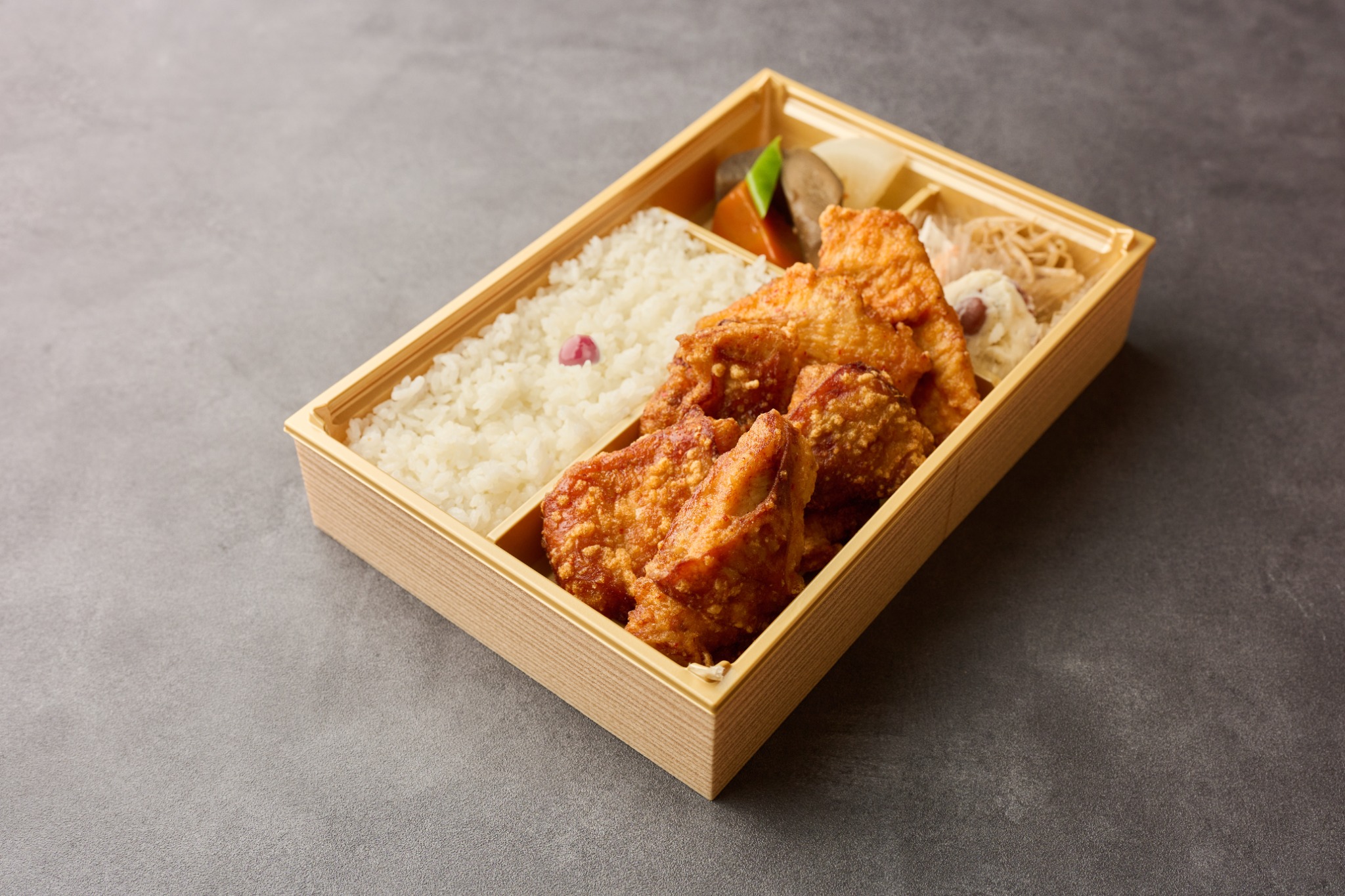 もも肉4個とむね肉2個、ごはんと手作りの副菜を詰めた唐揚げ弁当 大