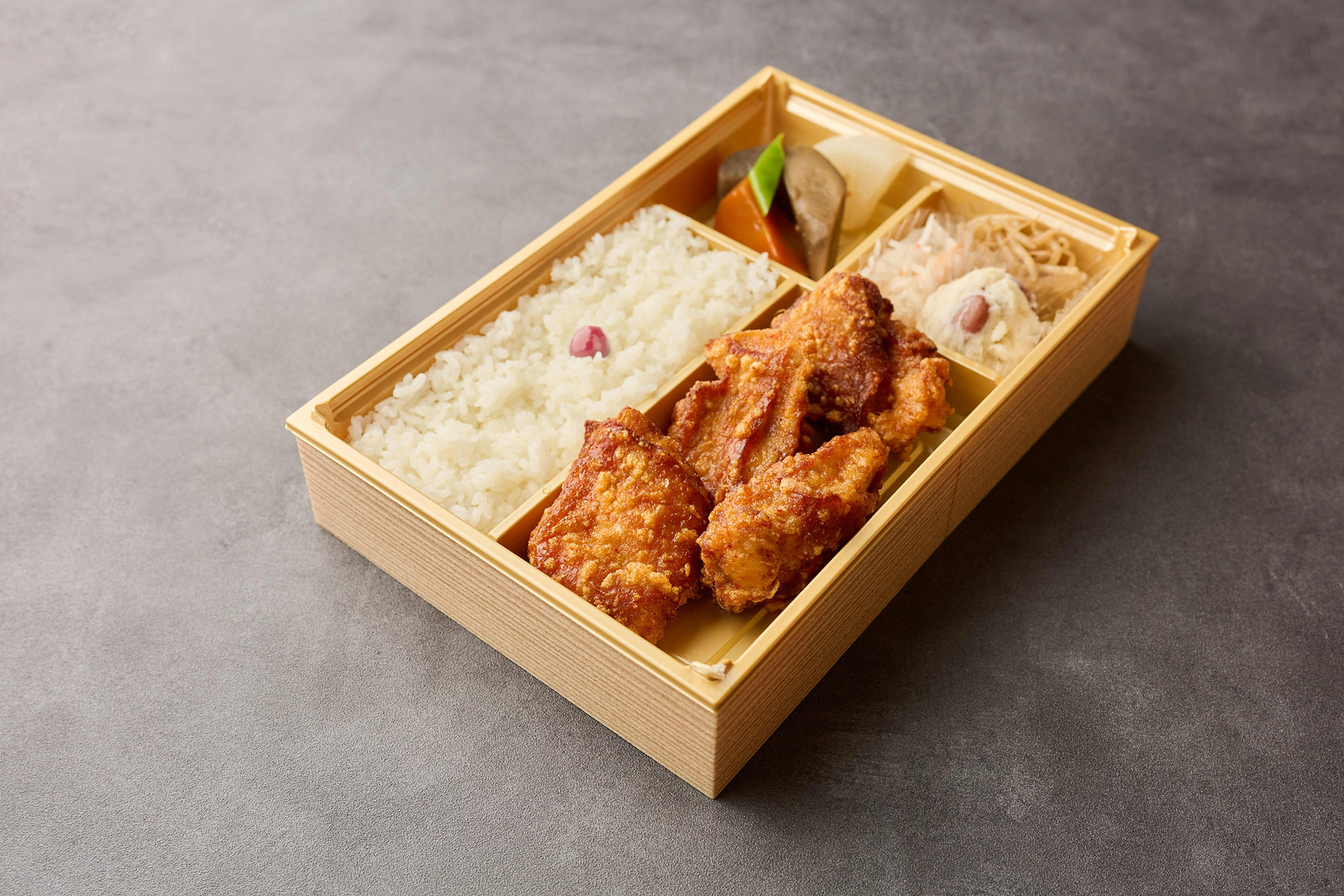 もも肉4個を詰めた唐揚げ弁当 中の実物写真